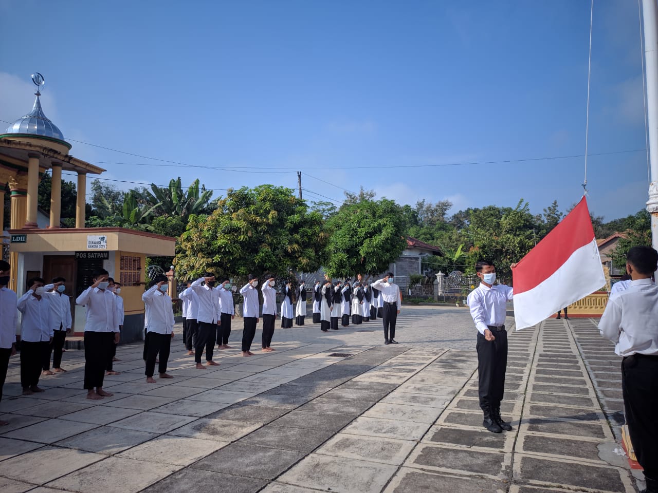 Peringati Hari Lahir Pancasila, Santri Ponpes Al Barru Wonogiri Gelar Upacara Bendera.