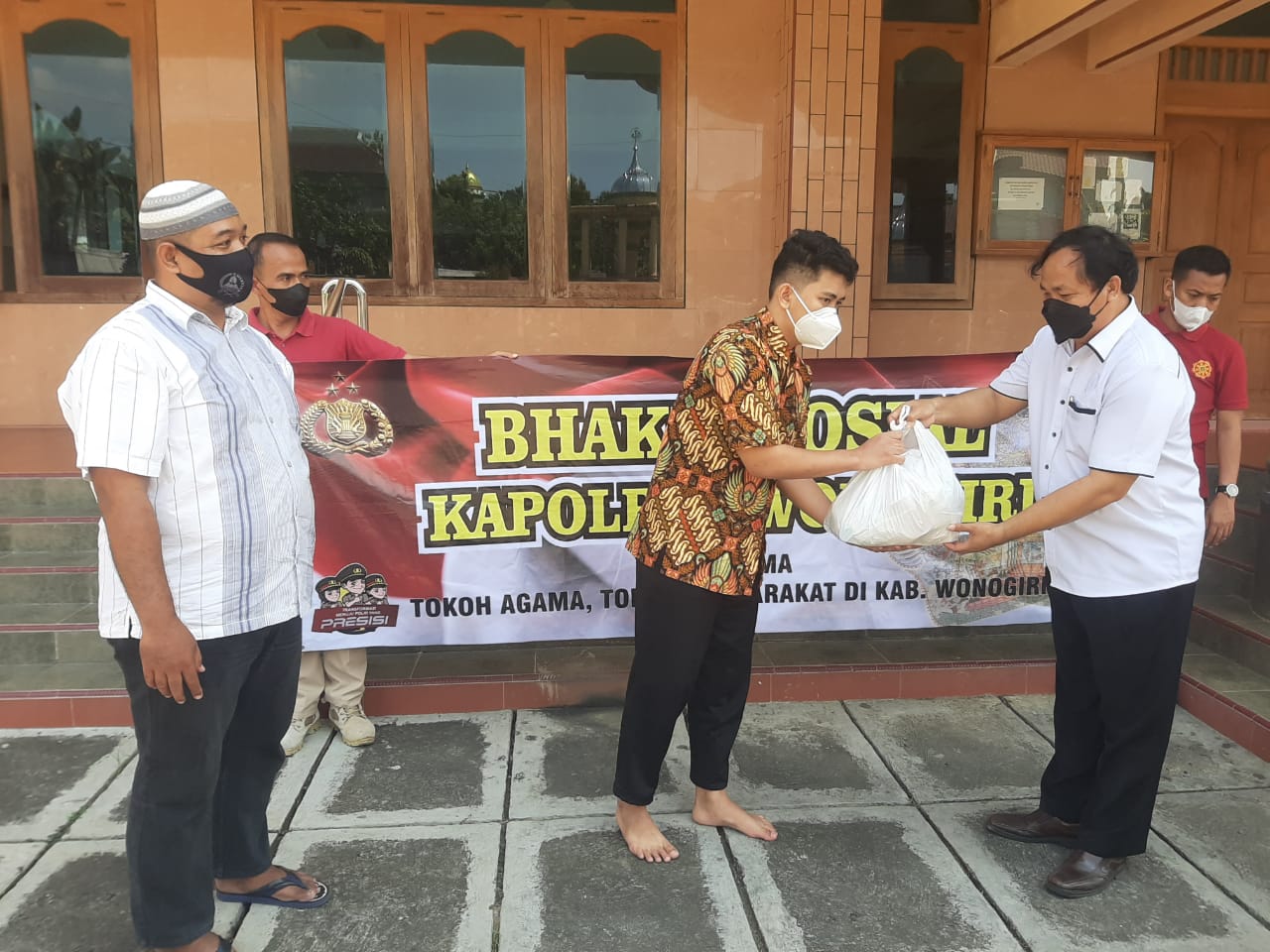 Polri Peduli, Polres Wonogiri Gelar Bakti Sosial di Pondok Pesantren Al-Barru Bulusulur