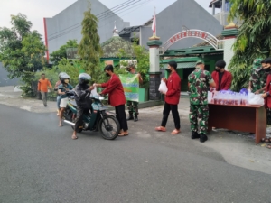 Bersama Anggota TNI Santri Ponpes Al Barru Bagi-bagi Takjil