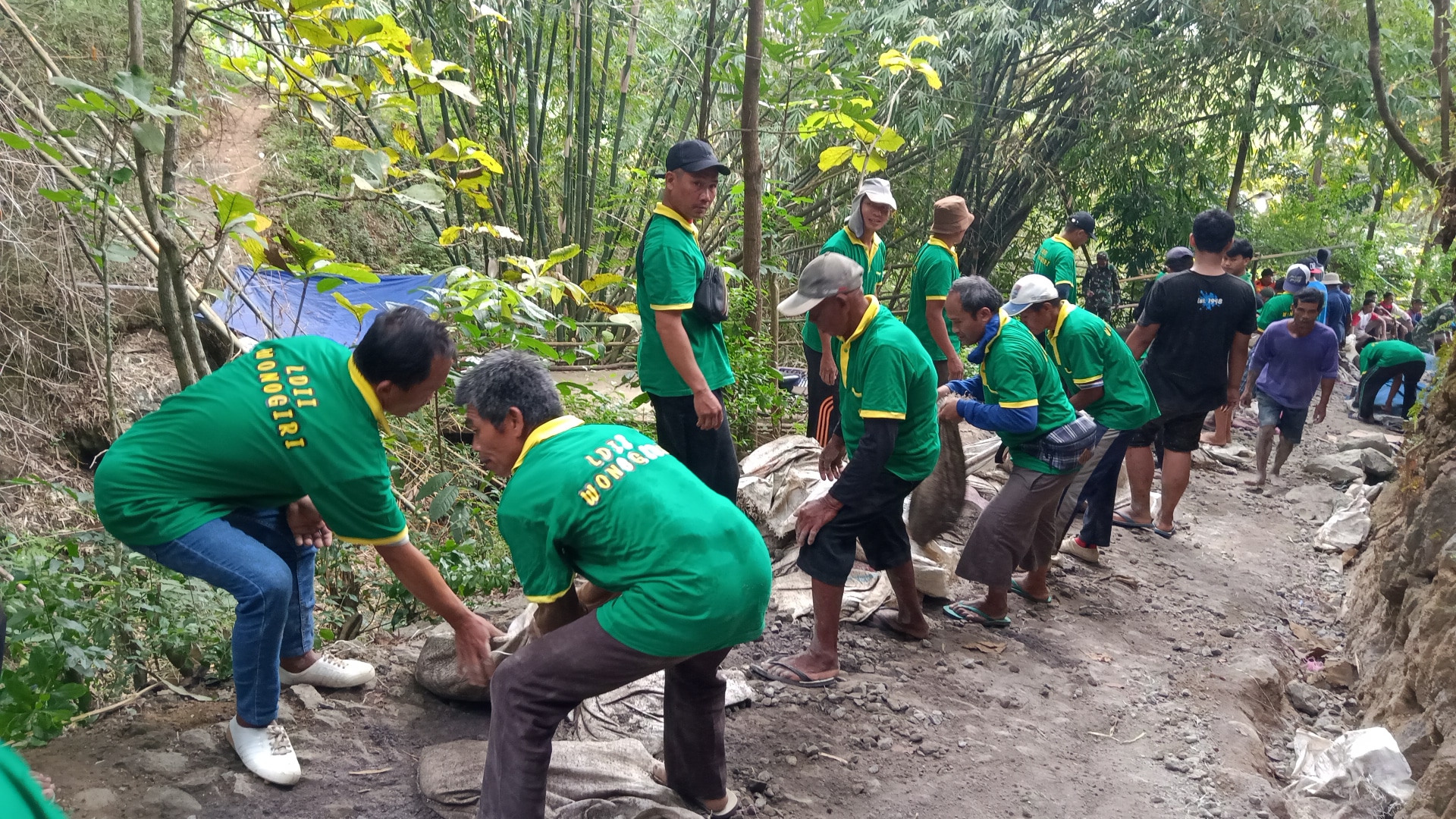 SUKSESKAN TMMD, PC LDII PURWANTORO TERJUNKAN RELAWAN PEMBANGUNAN