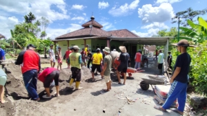 Warga Masjid Al-Barokah PAC Singodutan Gelar Kerja Bakti Pengecoran Lahan Parkir