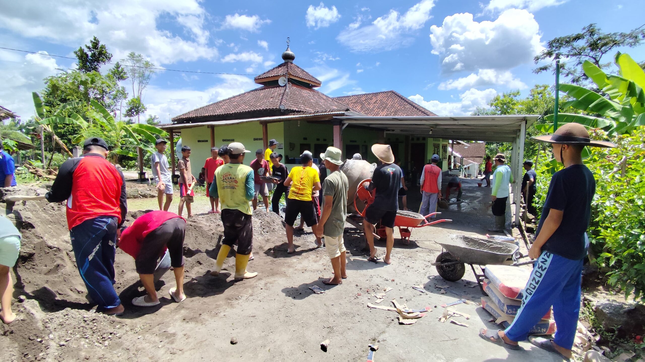 Warga Masjid Al-Barokah PAC Singodutan Gelar Kerja Bakti Pengecoran Lahan Parkir