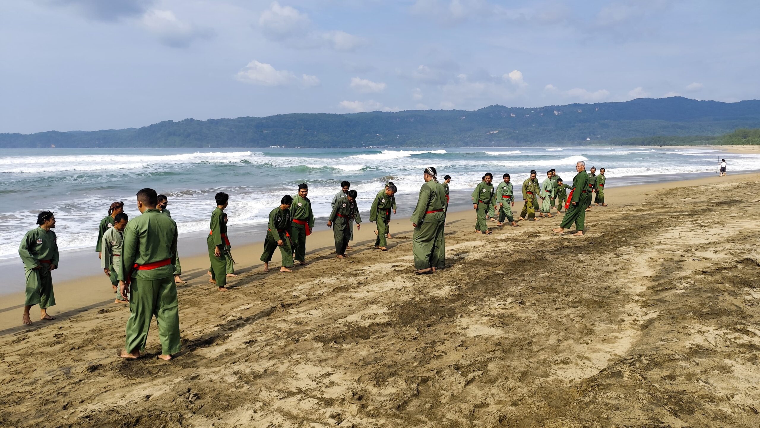 Pengkab PERSINAS ASAD Wonogiri Gelar Latihan Bersama Pelatih di Pantai Pancer Door