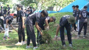 Santri LDII Ikuti Aksi Peduli Sampah di Monumen Bedol Desa
