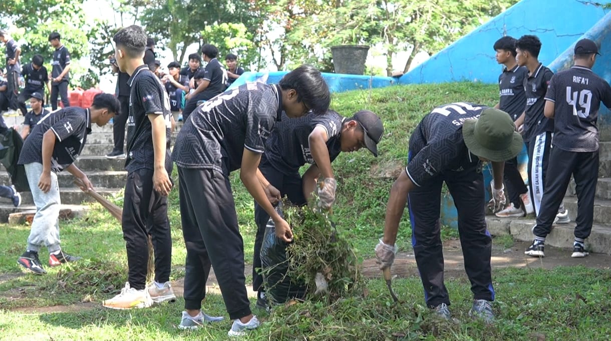 Santri LDII Ikuti Aksi Peduli Sampah di Monumen Bedol Desa