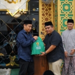 Pengasuh Ponpes Bairuha’ Terima Bingkisan dalam Acara Safari Ramadhan Bersama Bupati dan Wakil Bupati Wonogiri
