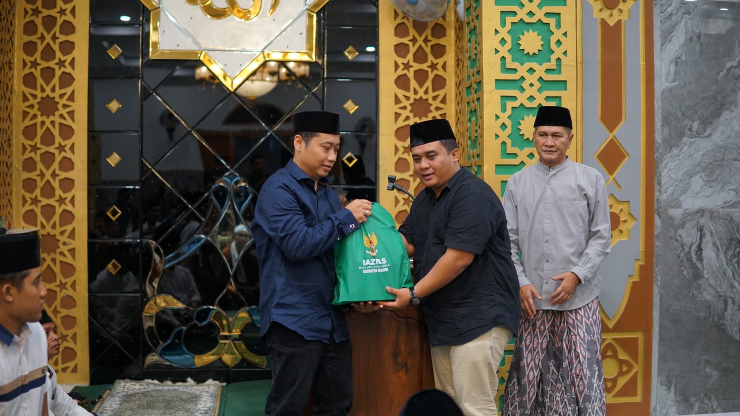 Pengasuh Ponpes Bairuha’ Terima Bingkisan dalam Acara Safari Ramadhan Bersama Bupati dan Wakil Bupati Wonogiri