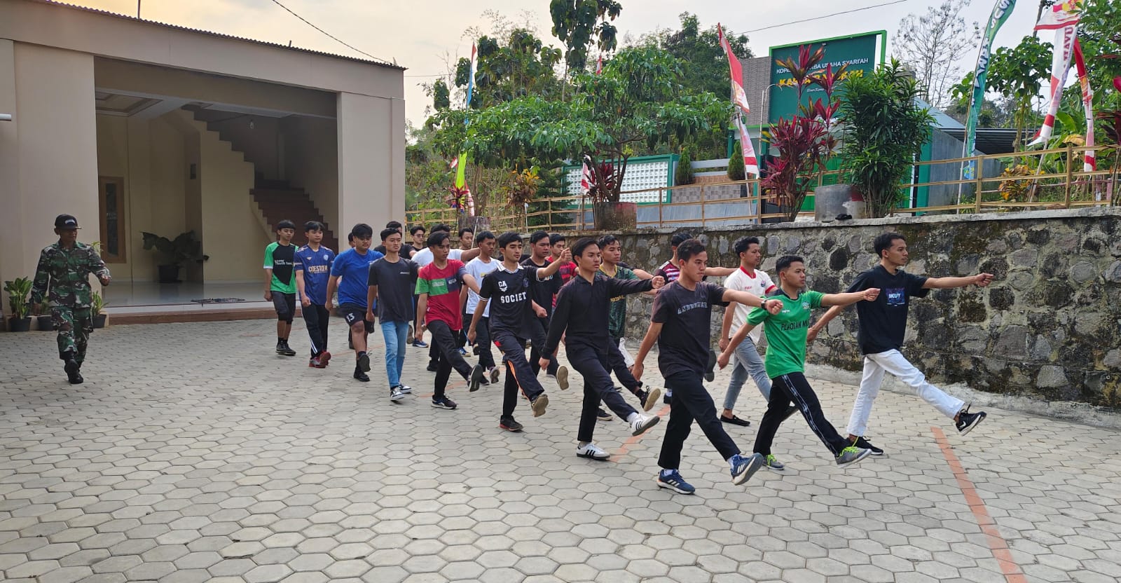 Perkuat Karakter, LDII Purwantoro Gelar Latihan Baris-Berbaris Bersama Koramil